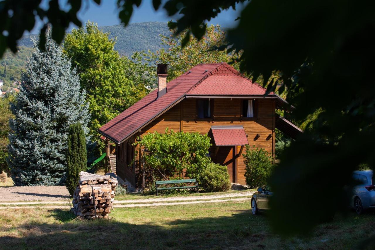 Woodenhouse With Two Apartments Otočac Buitenkant foto