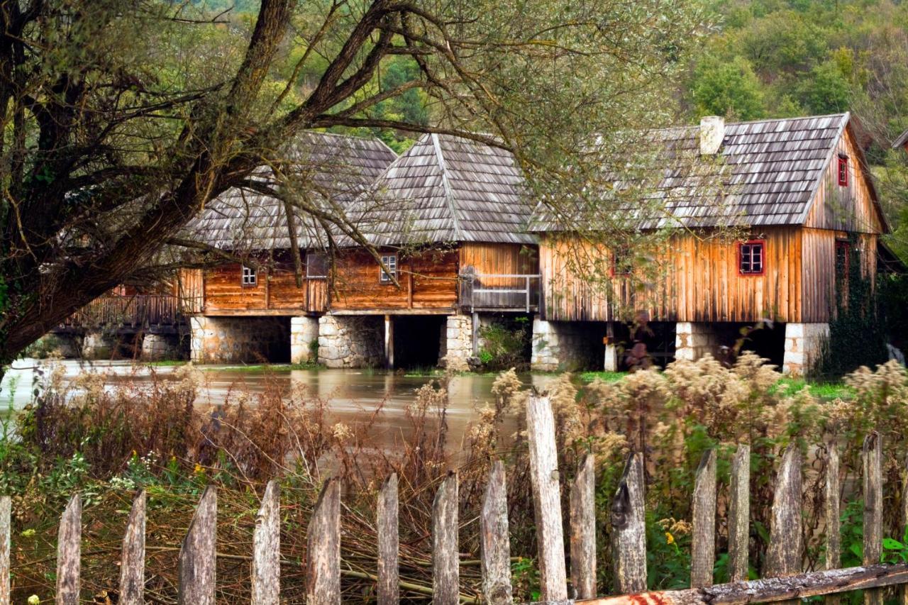 Woodenhouse With Two Apartments Otočac Buitenkant foto
