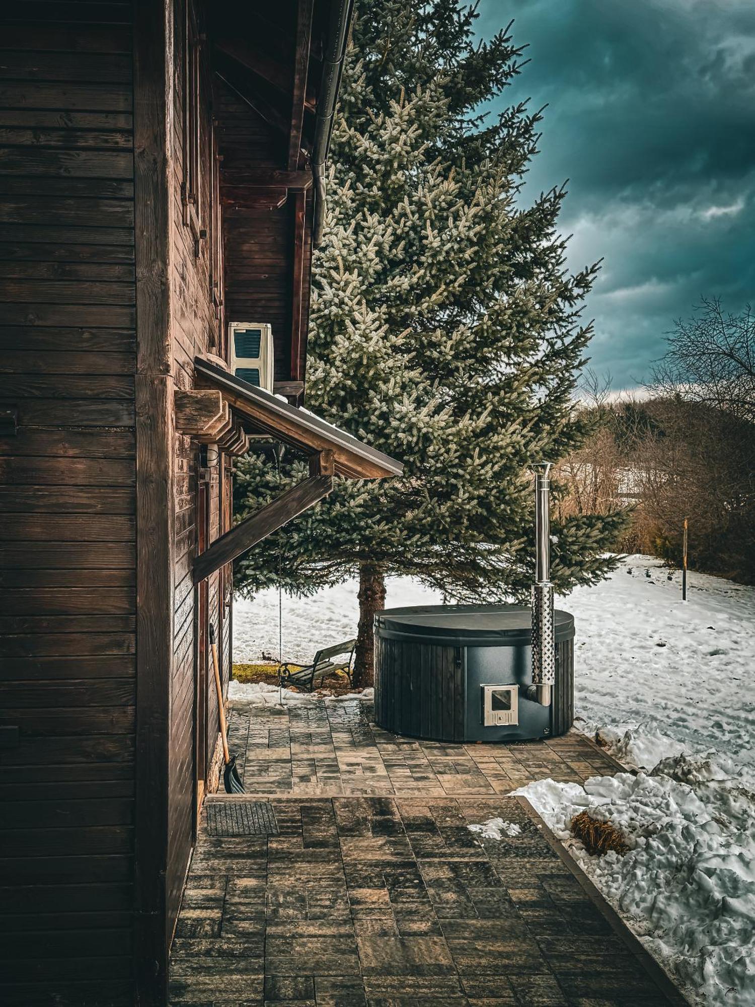 Woodenhouse With Two Apartments Otočac Buitenkant foto