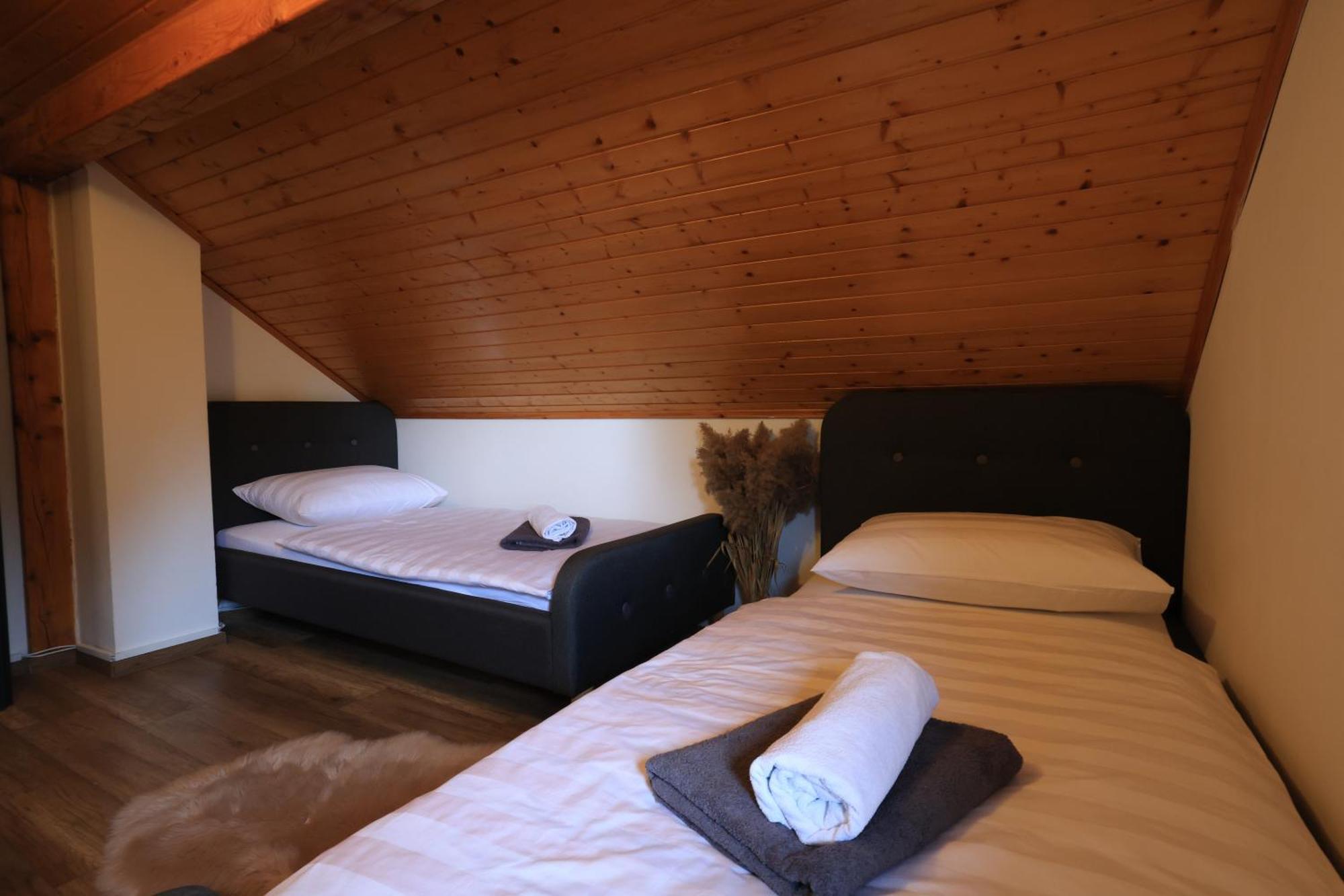 Woodenhouse With Two Apartments Otočac Buitenkant foto