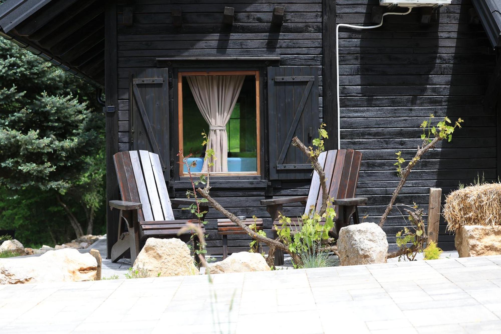 Woodenhouse With Two Apartments Otočac Buitenkant foto
