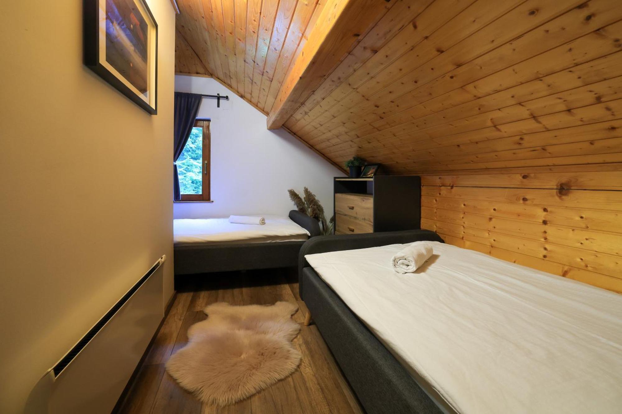 Woodenhouse With Two Apartments Otočac Buitenkant foto