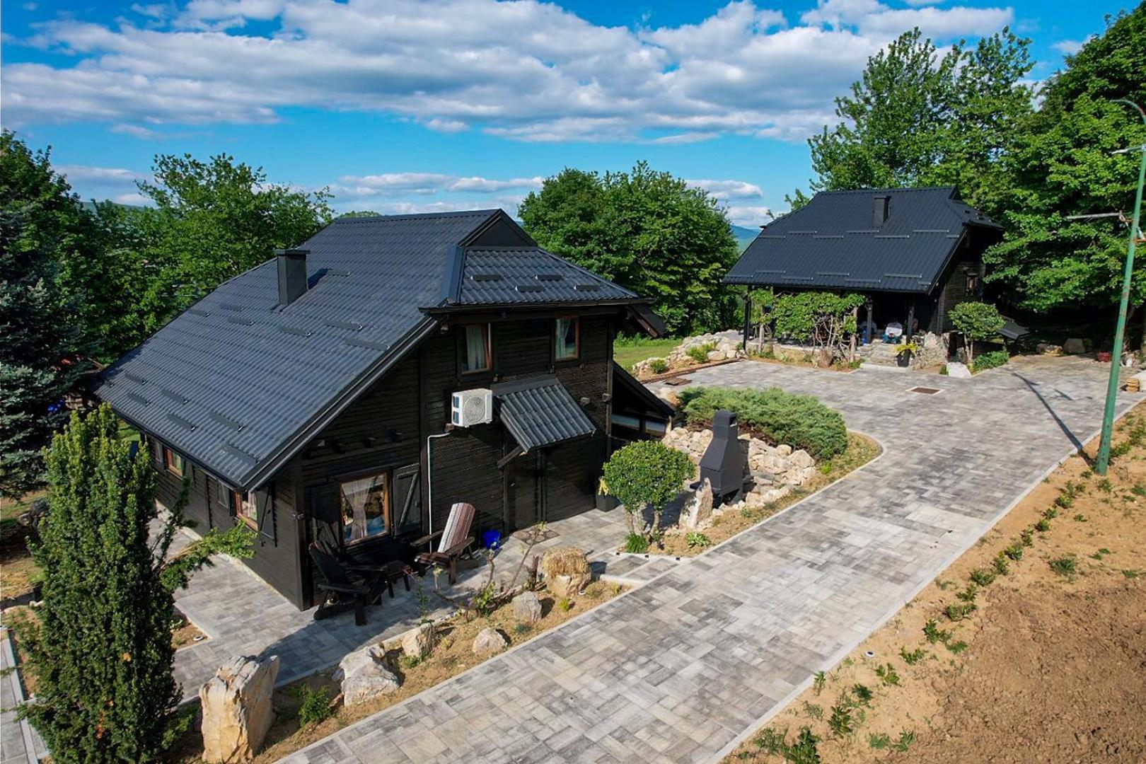 Woodenhouse With Two Apartments Otočac Buitenkant foto